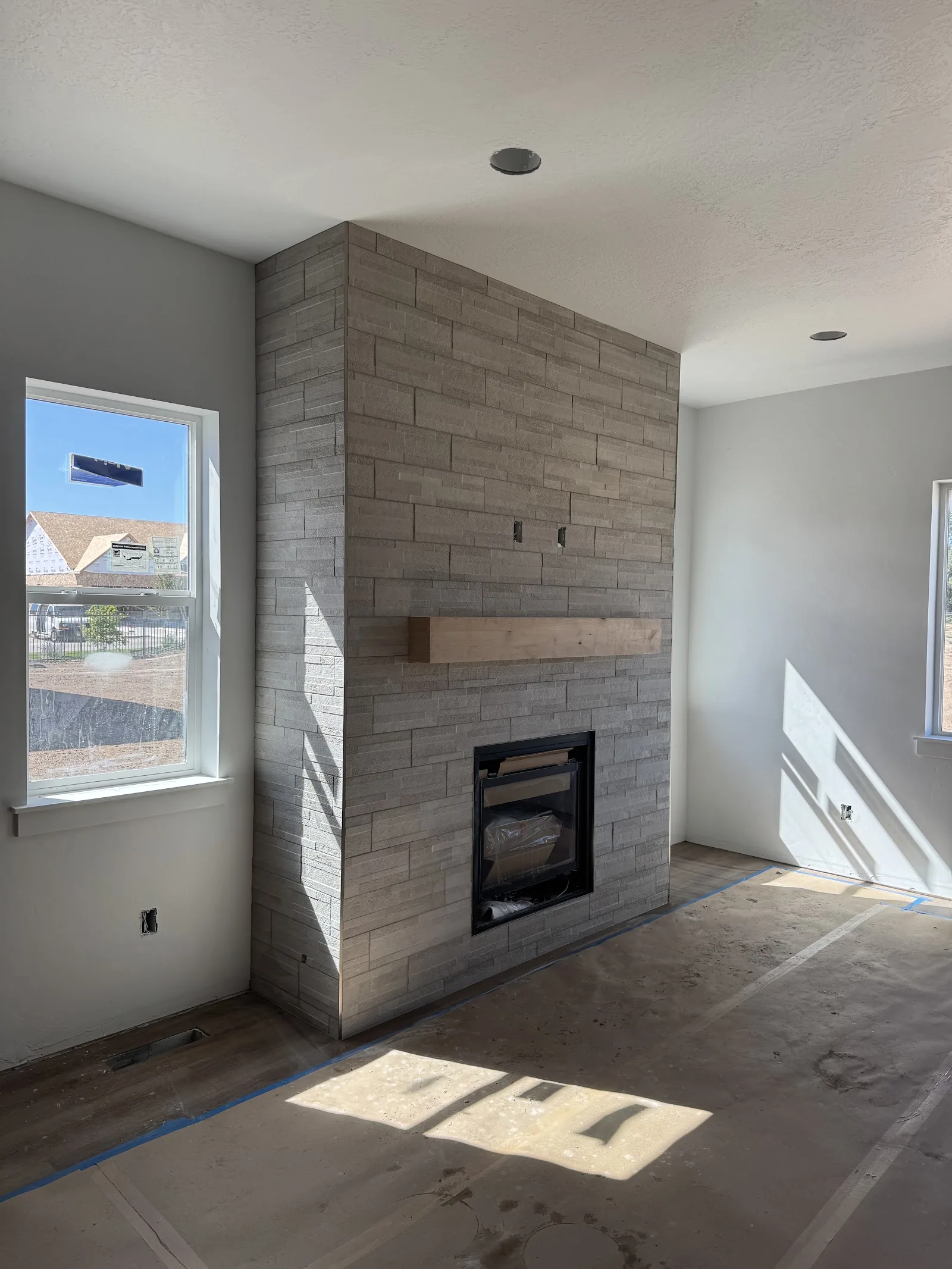 Fireplace tiled to the ceiling in a finished living room